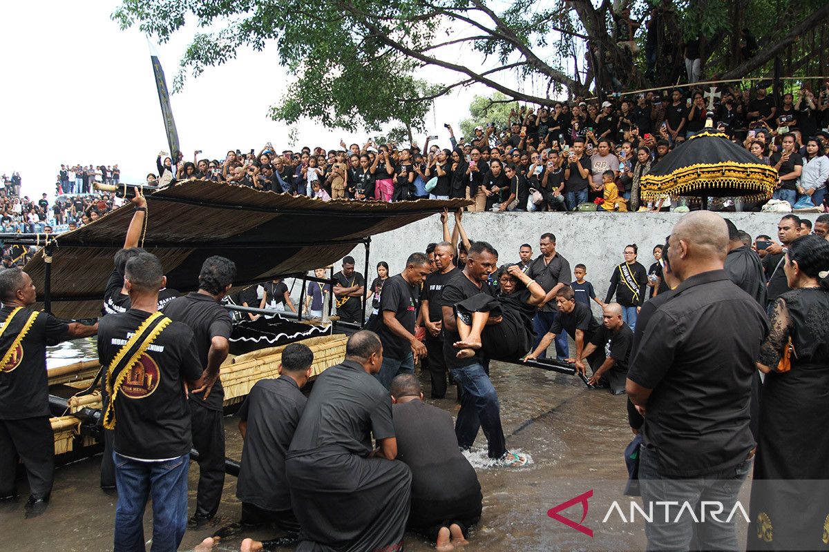 Prosesi laut Semana Santa di Larantuka