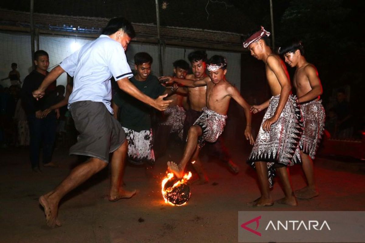 Warga Papring Banyuwangi rayakan purnama lewat sepak bola api, ini makna di baliknya