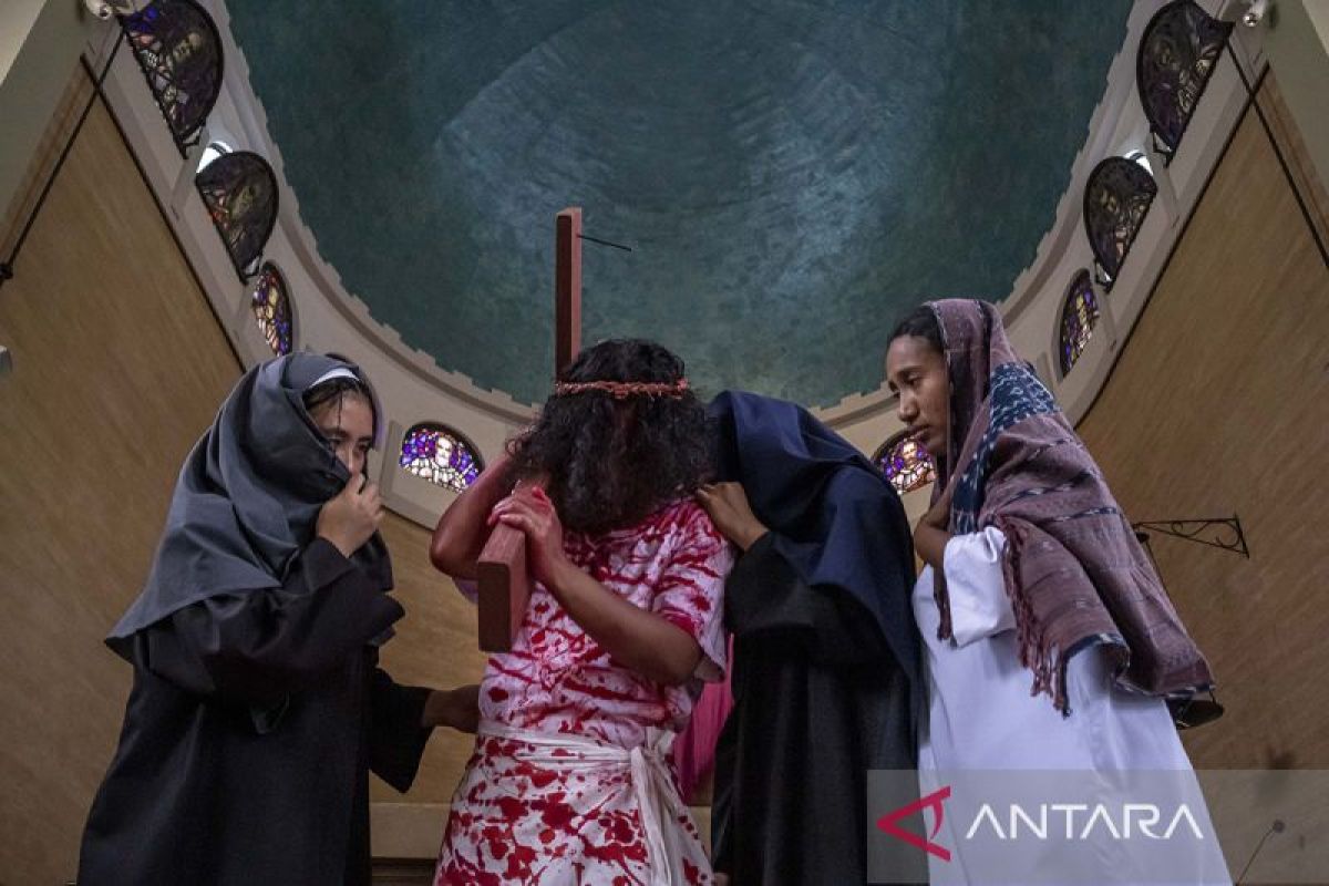 Visualisasi penyaliban Yesus di Bandung