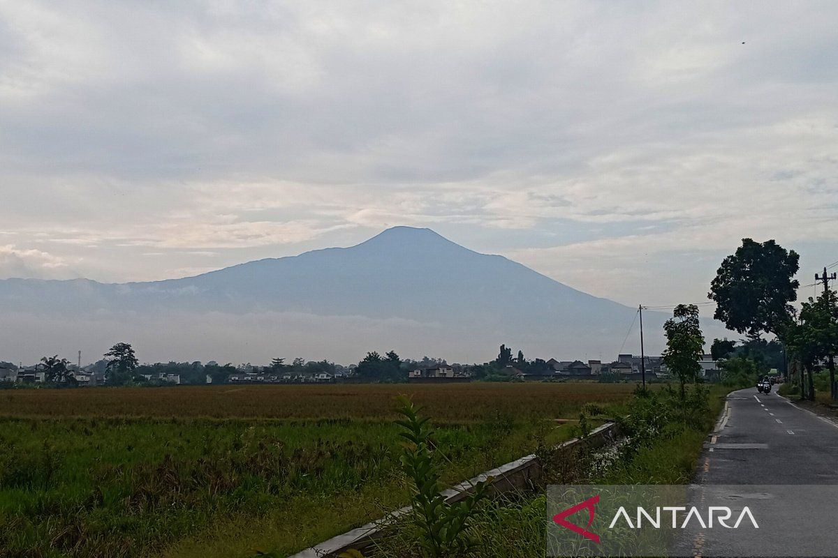 Aktivitas vulkanik Gunung Slamet meningkat, kawasan batas aman diperluas