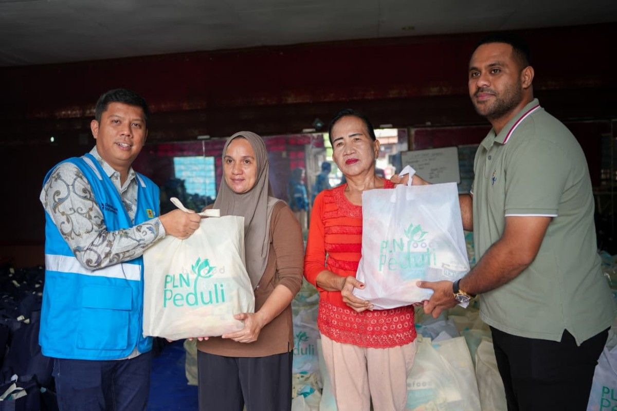PLN salurkan bantuan bahan pokok untuk warga di Papua Barat
