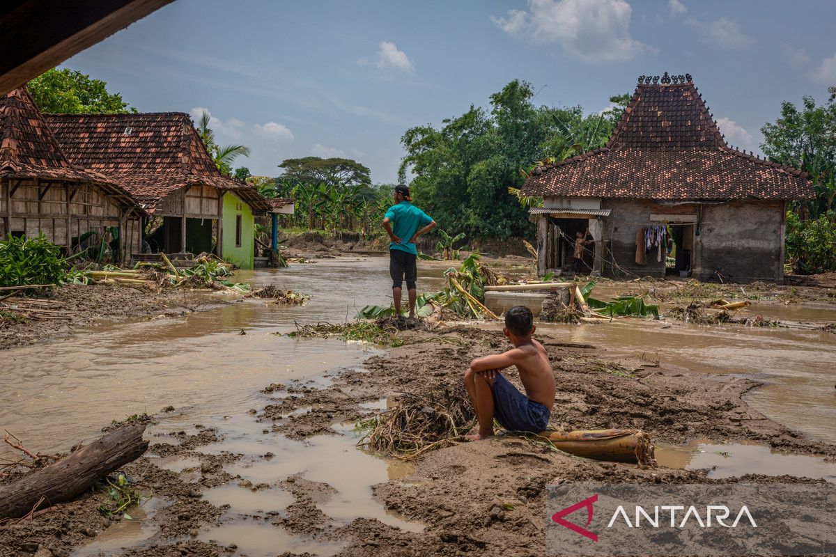 Banjir di Demak akibat tanggul sungai jebol, ribuan warga mengungsi