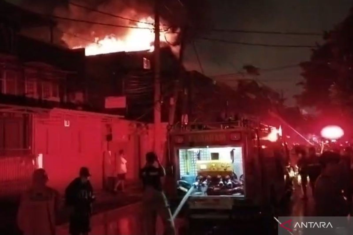 Korsleting listrik hanguskan gudang onderdil motor di Cengkareng