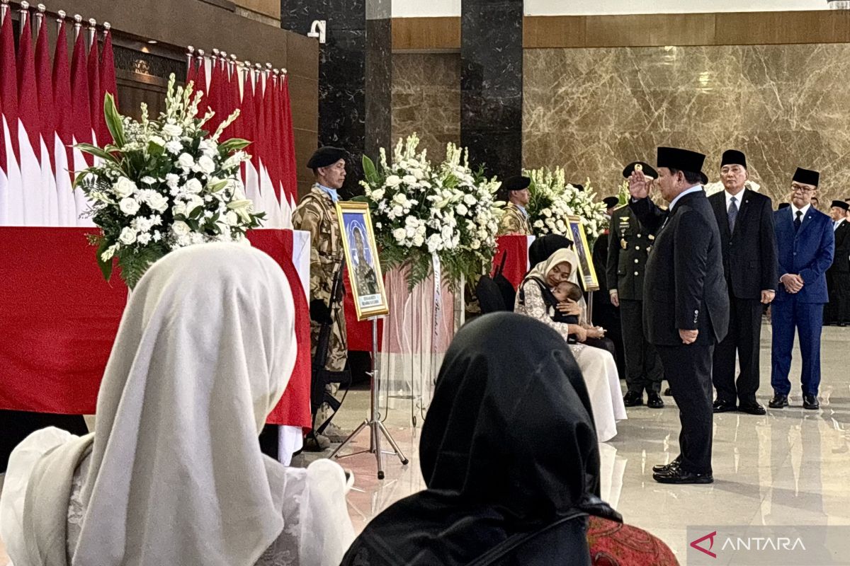 Presiden beri penghormatan kepada tiga prajurit gugur dan temui keluarganya