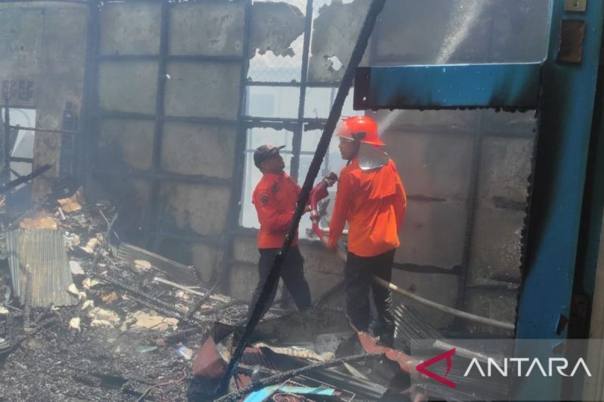 Empat rumah di kawasan padat penduduk Kapuas hangus dilalap api
