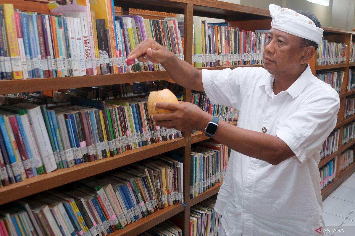 Upacara persembahyangan Hari Saraswati di Kota Denpasar