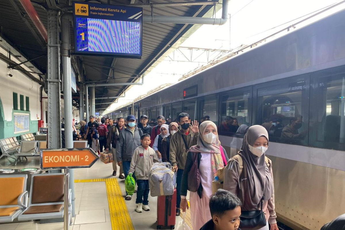 Puncak arus balik Paskah, 44 ribu penumpang kereta tiba di Jakarta