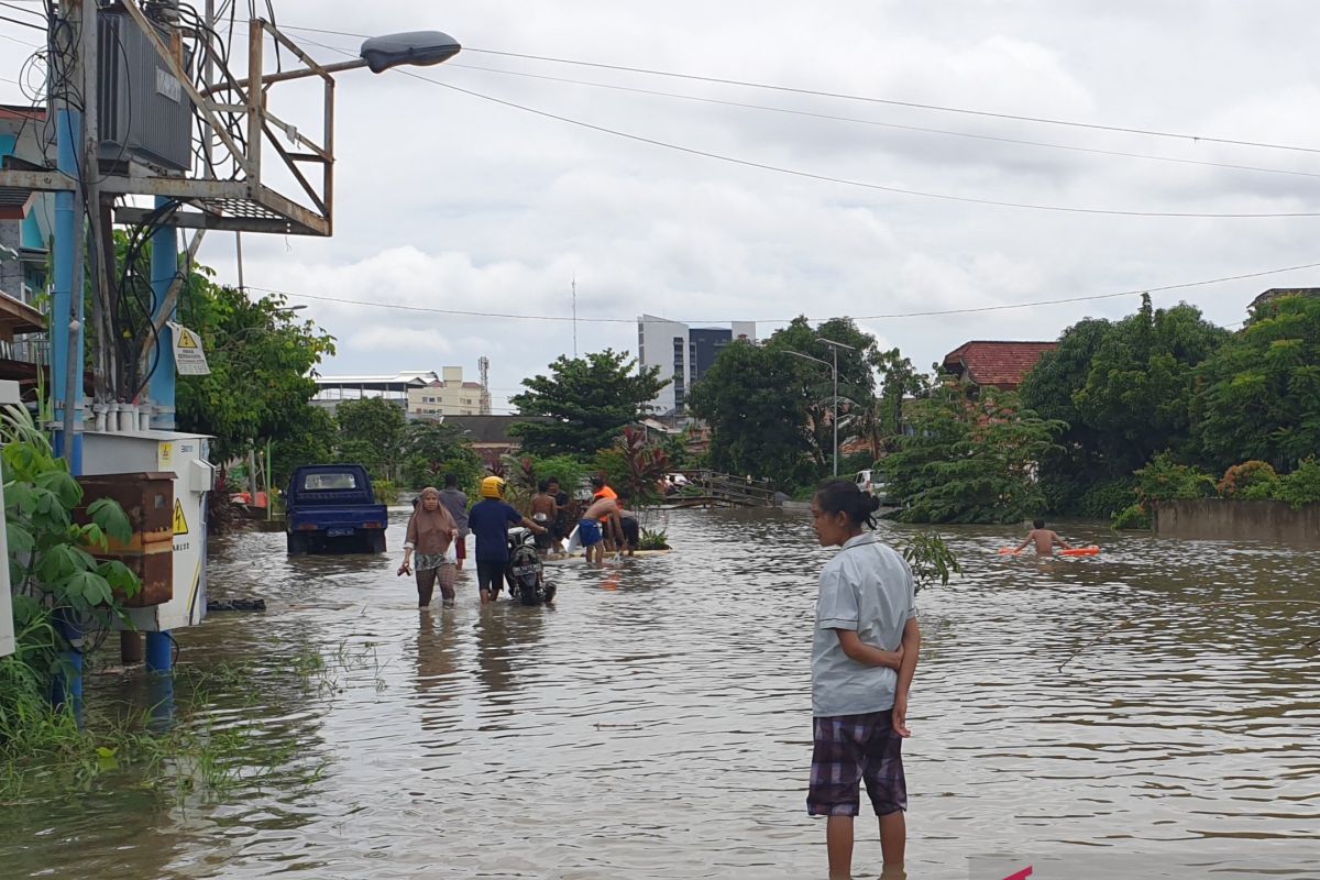 Hujan lebat tiga jam, sejumlah permukiman dan jalan di Palembang tergenang air