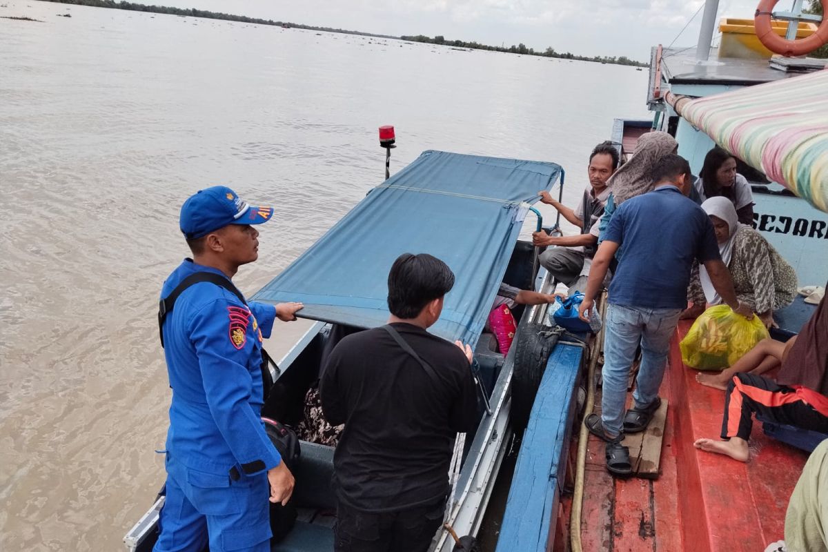 Aksi cepat Polairud Sumsel evakuasi nelayan sakit gunakan ambulans apung