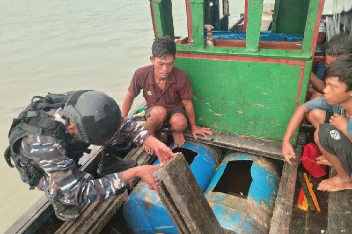 KRI Beladau-643 amankan kapal kargo yang diduga curi minyak CPO di Selat Rupat