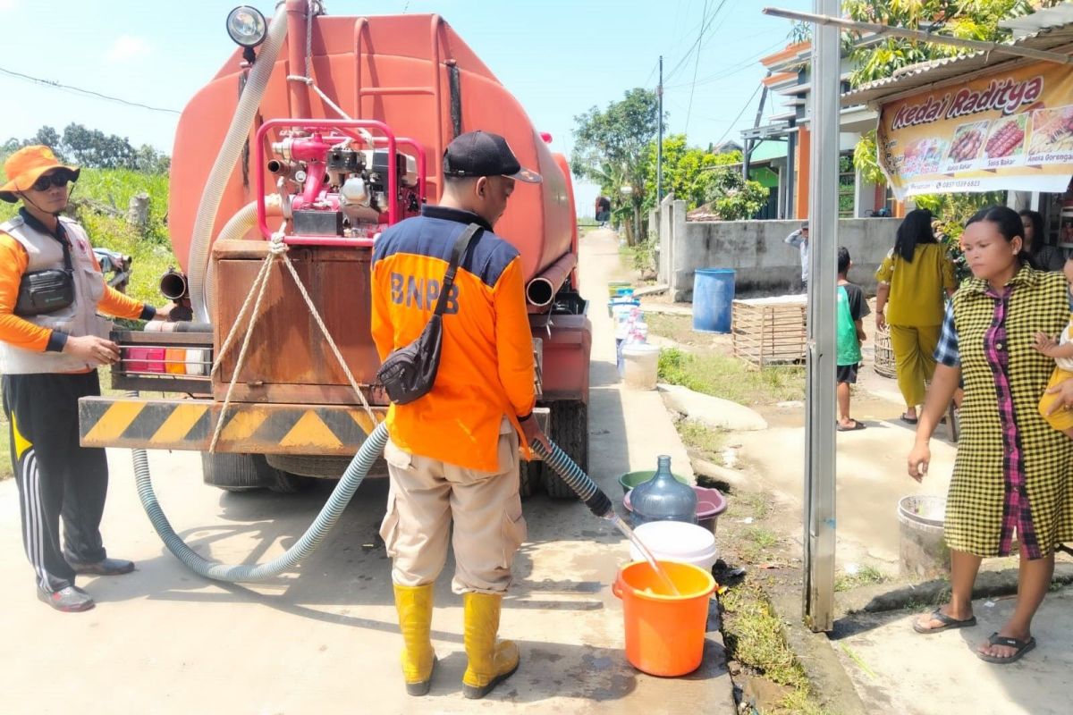 BPBD Demak droping air bersih dan bersihkan jalan dari lumpur