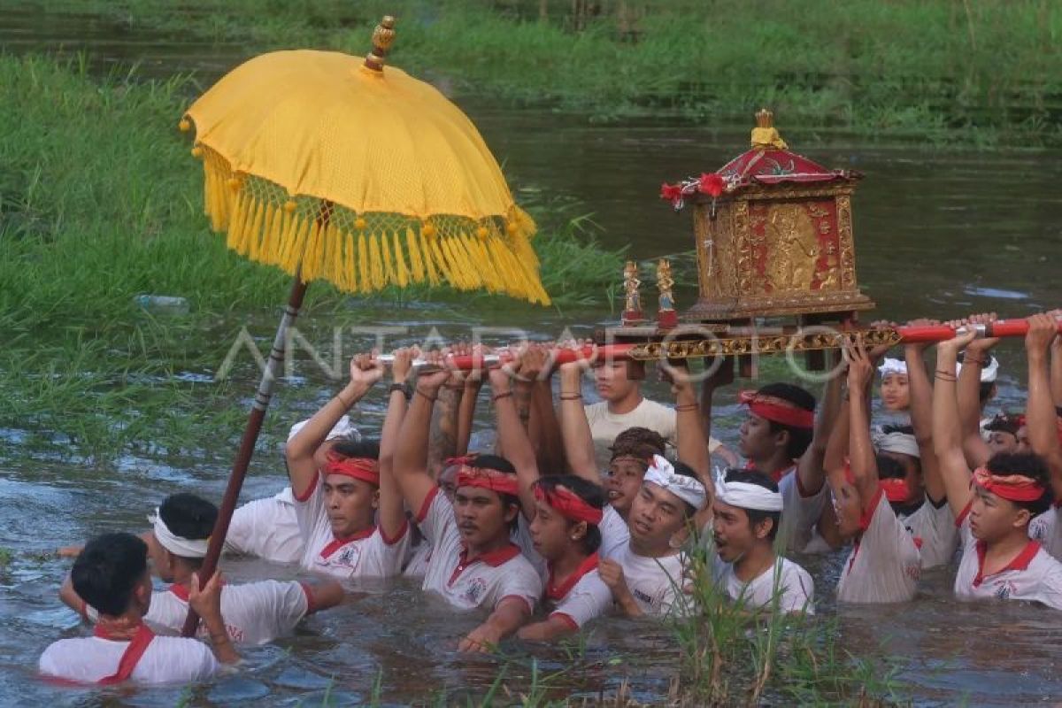 Melihat Tradisi Meyab di Karangasem