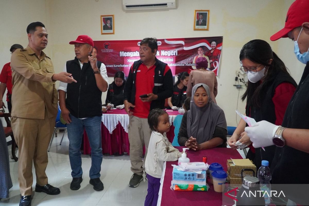 Rumah sakit apung bersandar di Pelabuhan Jepara