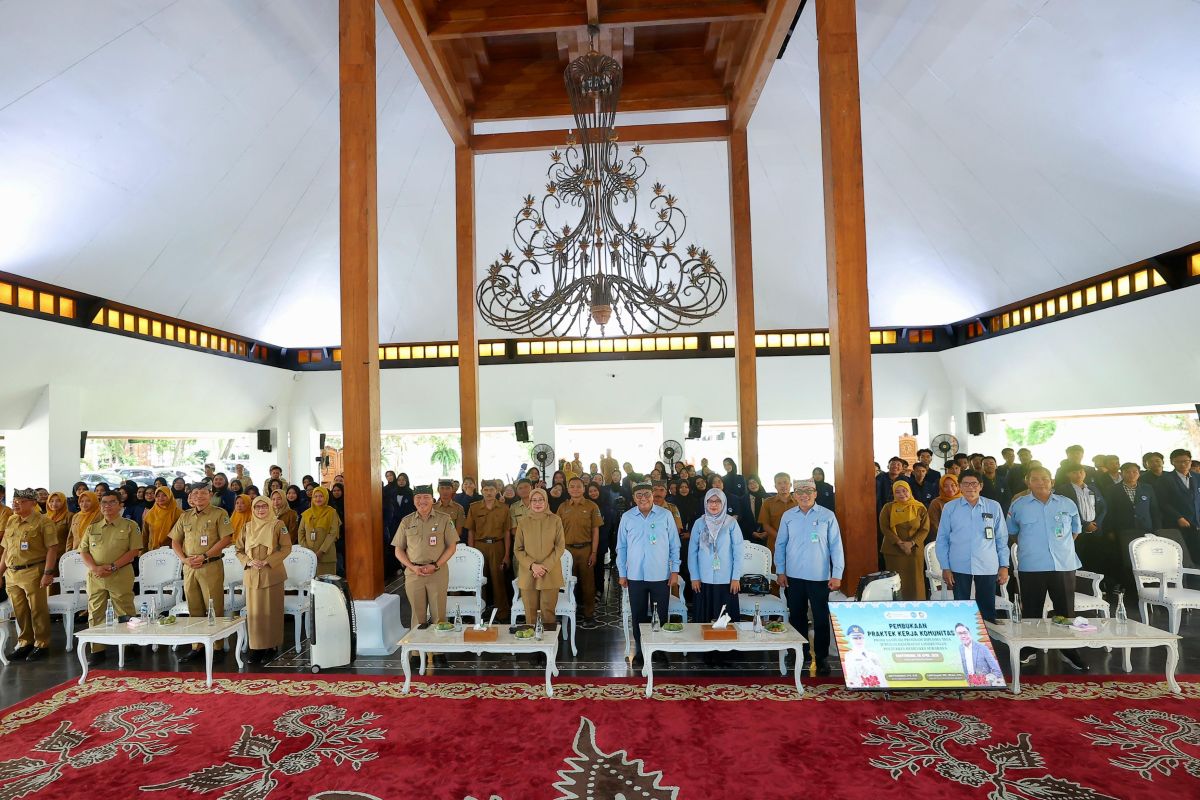 Mahasiswa Poltekkes Kemenkes Surabaya bantu sanitasi di Banyuwangi