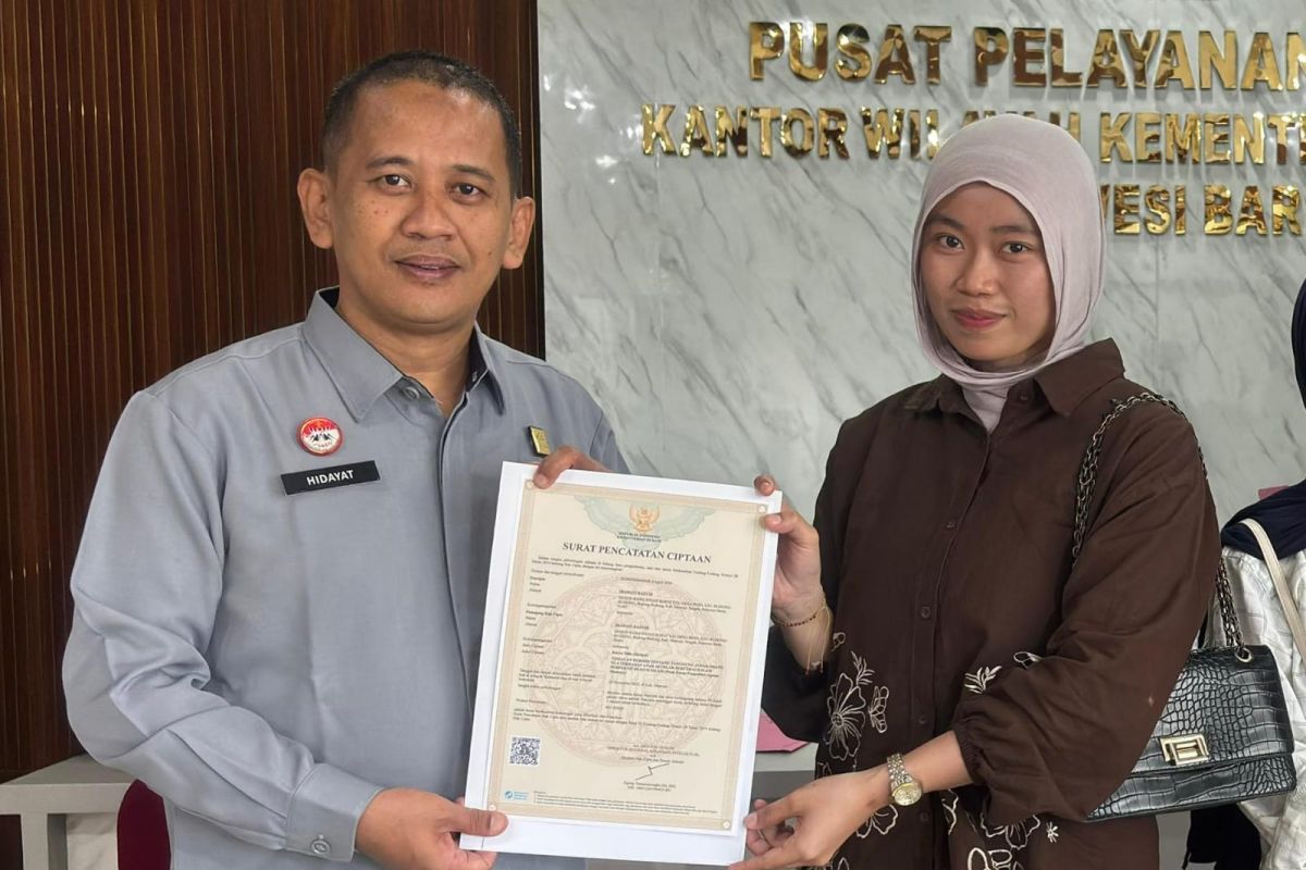 Kemenkum Sulbar serahkan sertifikat Hak Cipta ke mahasiswa Unika