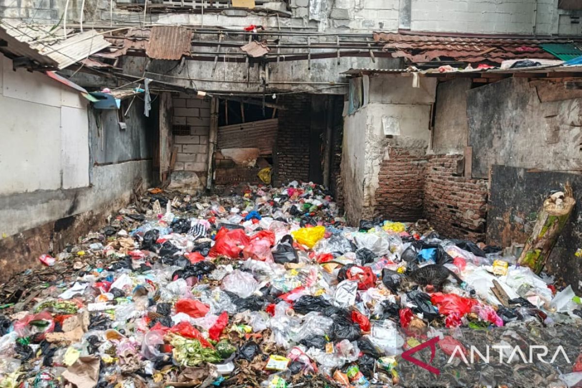 Sudin LH Jakbar angkut 35 ton sampah dari kawasan Rusun Angke