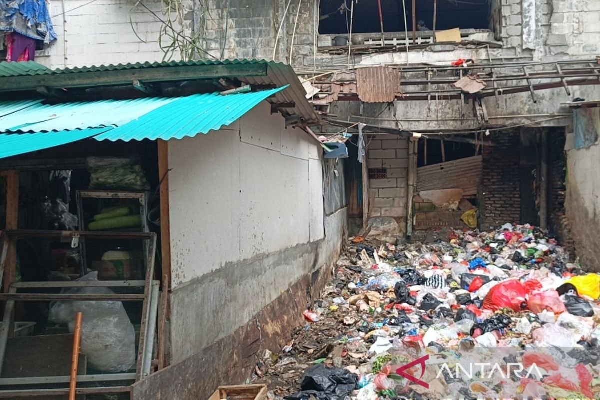 Tumpukan sampah di Rusun Angke disebut sempat robohkan dinding warung