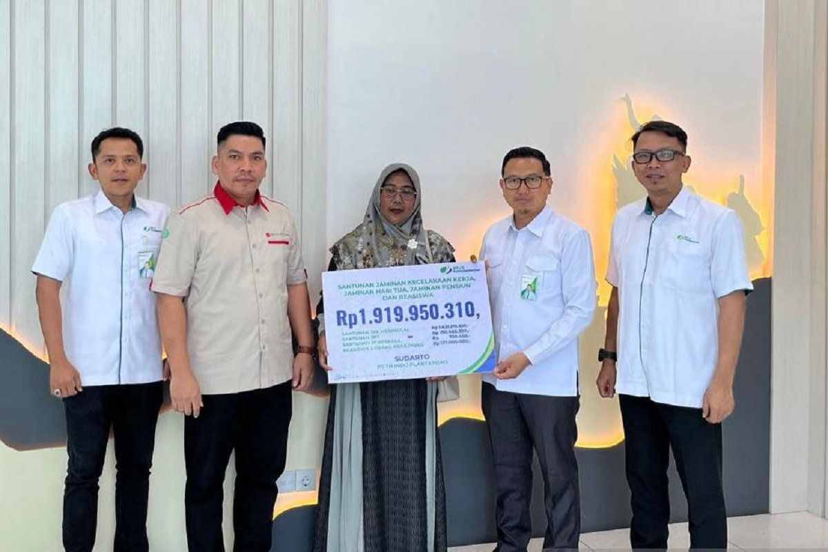 BPJS Ketenagakerjaan Serahkan Santunan 1,9 Miliar