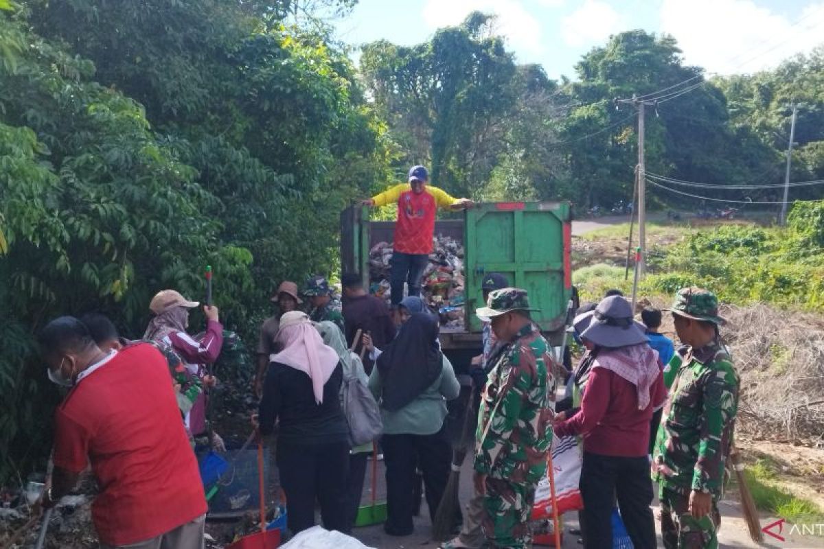 DLH Bangka Selatan gotong royong bersama dukung Gerakan Indonesia Asri