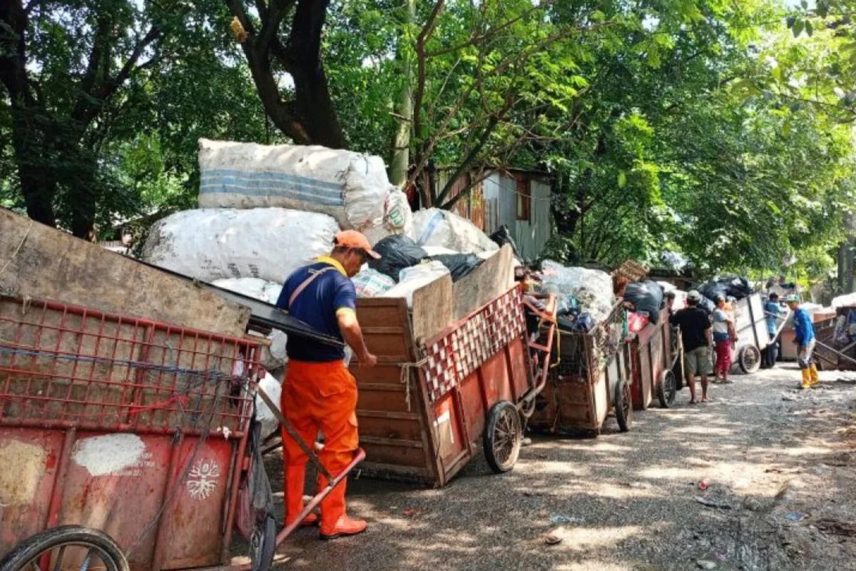Pemkot Jaktim fasilitasi kantong sampah terpisah di permukiman