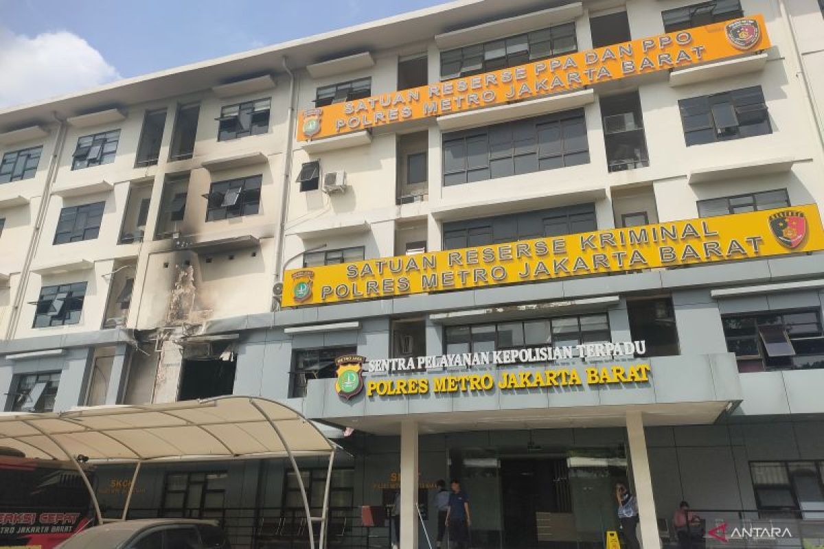 65 personel padamkan kebakaran gedung Polres Jakbar