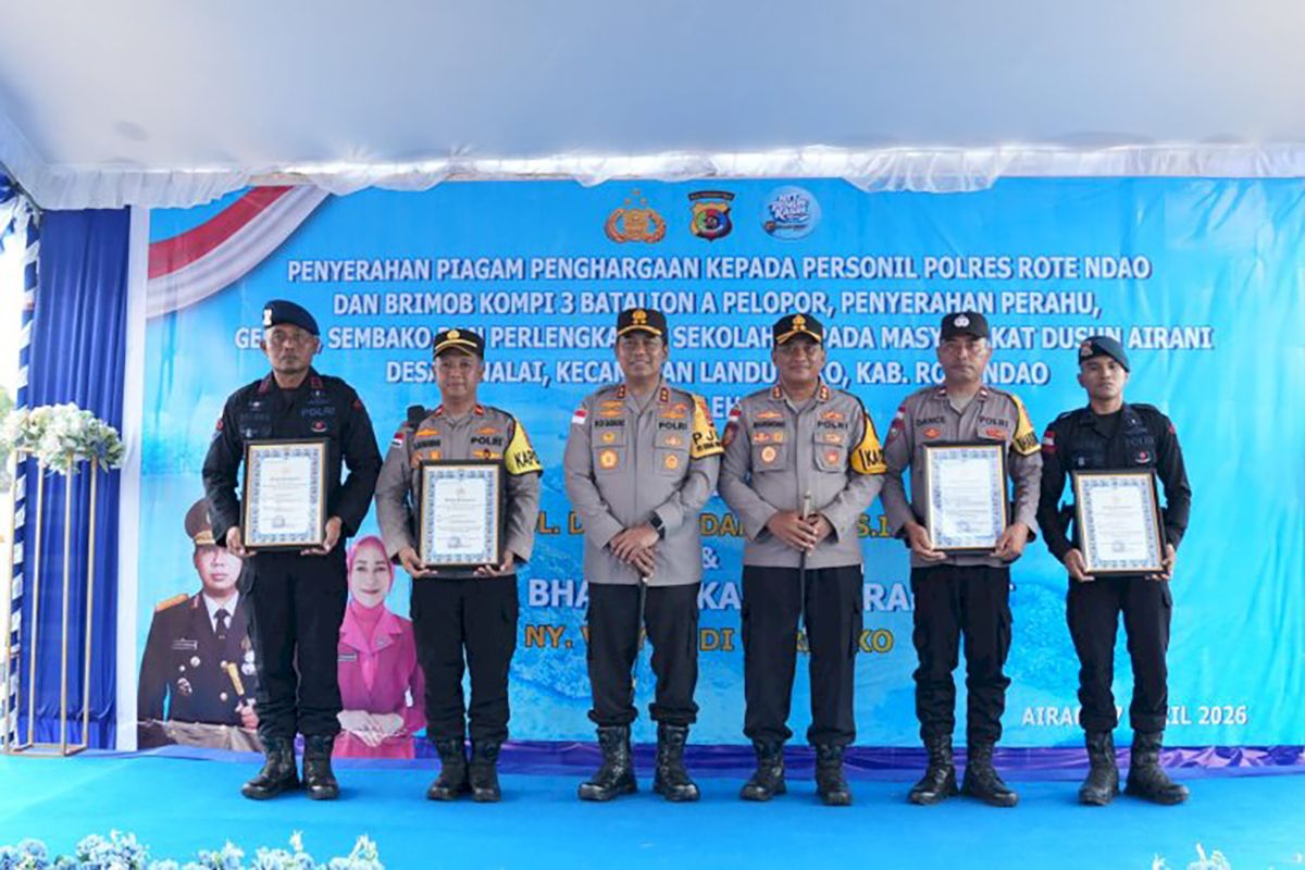 Kapolda NTT berikan penghargaan kepada polisi penyelamat paus pilot