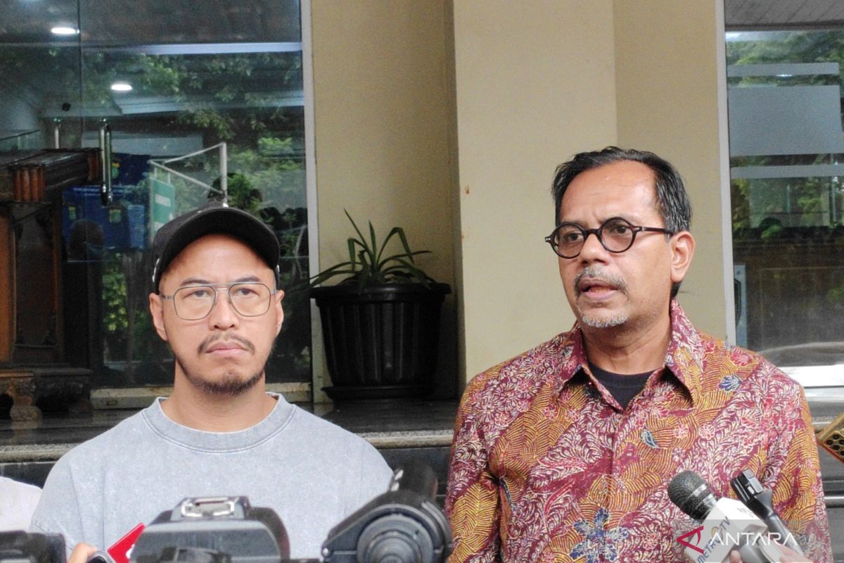 Pandji Pragiwaksono berdialog dengan pelapor di Polda Metro Jaya