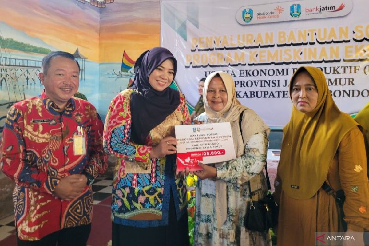 Ratusan warga miskin ekstrem Situbondo terima bantuan modal usaha