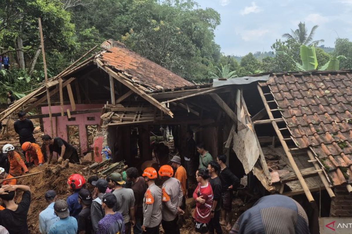 Pemkab Sumedang relokasi dua rumah terdampak longsor di Mekar Rahayu
