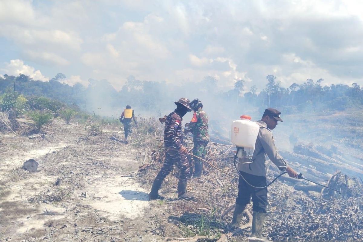 TNI AL bantu padamkan karhutla di Sambas