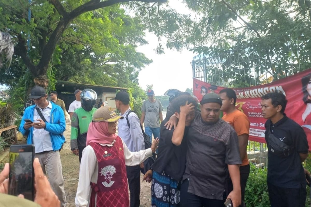Wali Kota Jakbar santuni keluarga anak korban tenggelam di Cengkareng