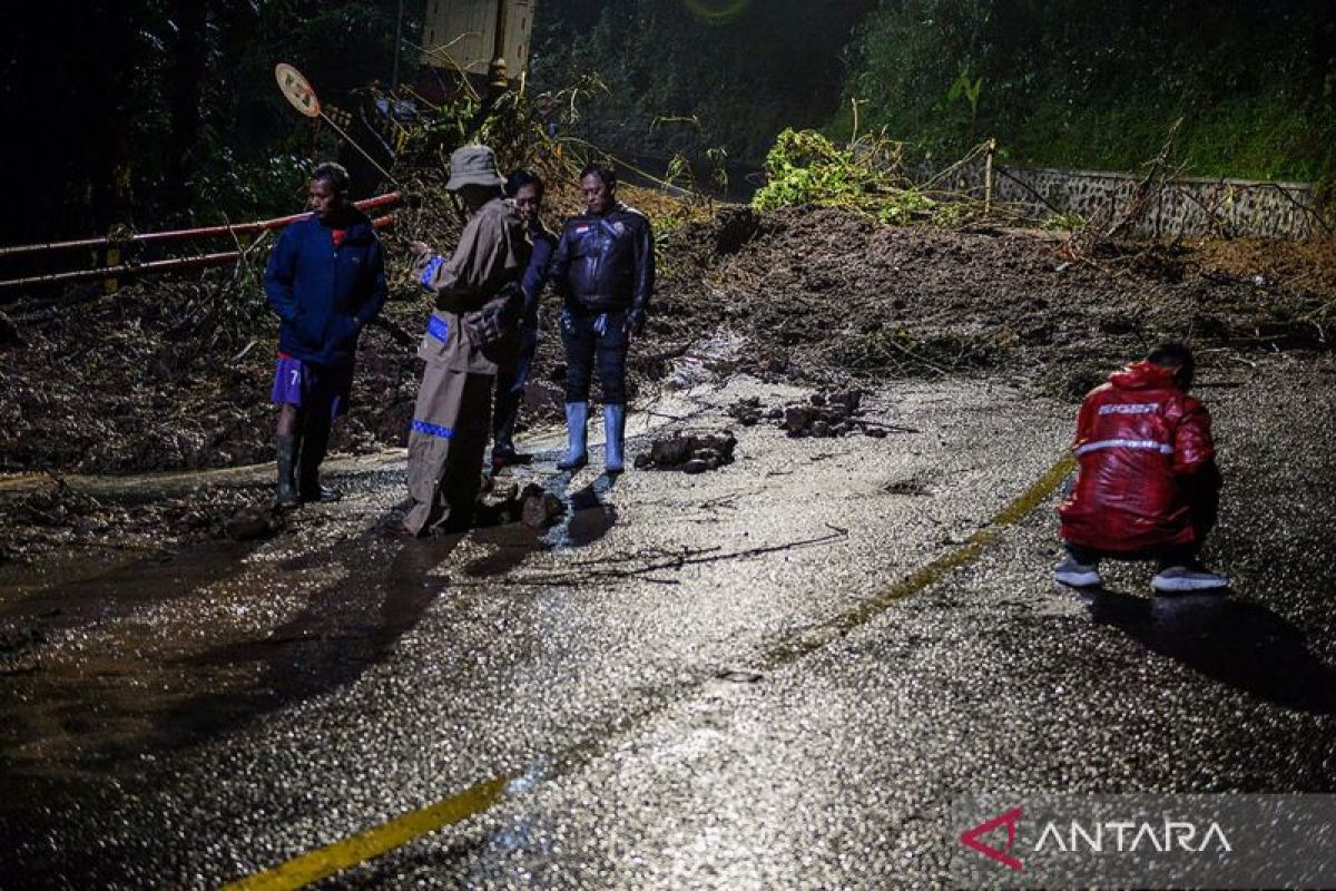 Longsor di Cadas Pangeran Kabupaten Sumedang