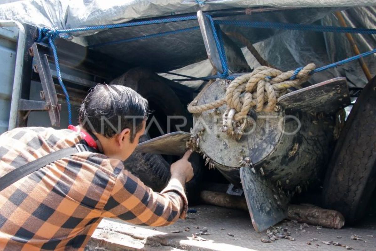 Foto: Lanal Mataram amankan benda asing temuan nelayan