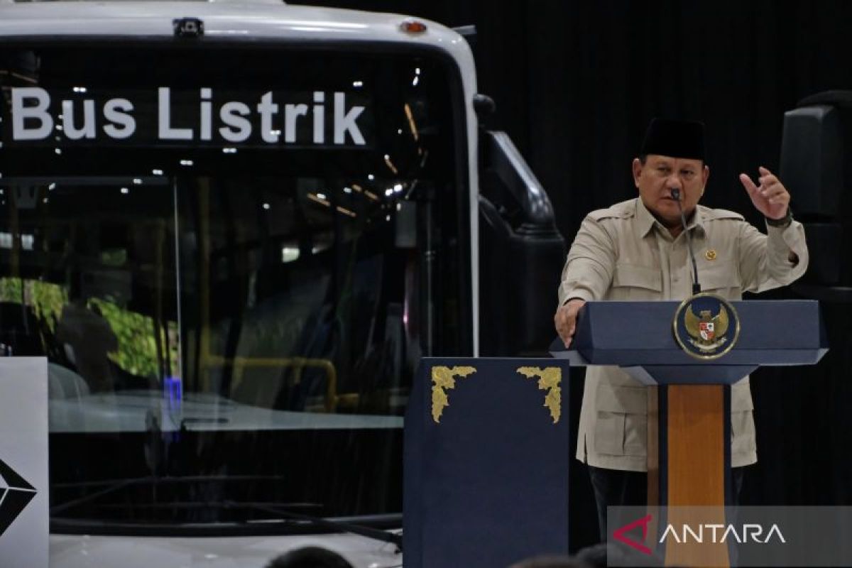 Tiba di Magelang, Prabowo langsung tinjau bus listrik Transjakarta