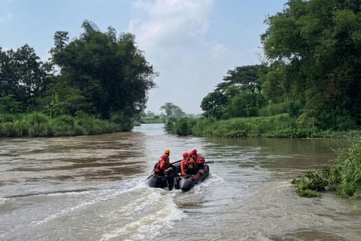 Tim SAR sisir Sungai Brantas di Tulungagung cari perempuan hilang