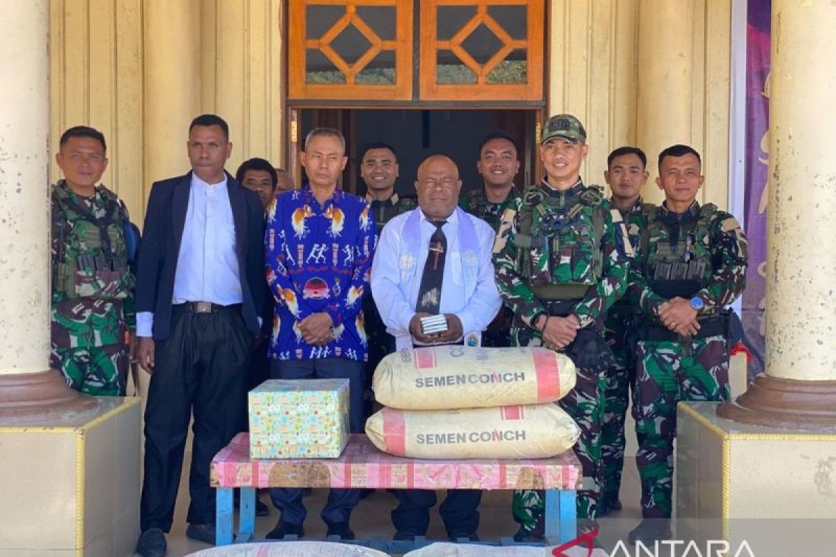 Satgas Yonif 136 salurkan Alkitab ke Gereja Bethel Mulia Puncak Jaya