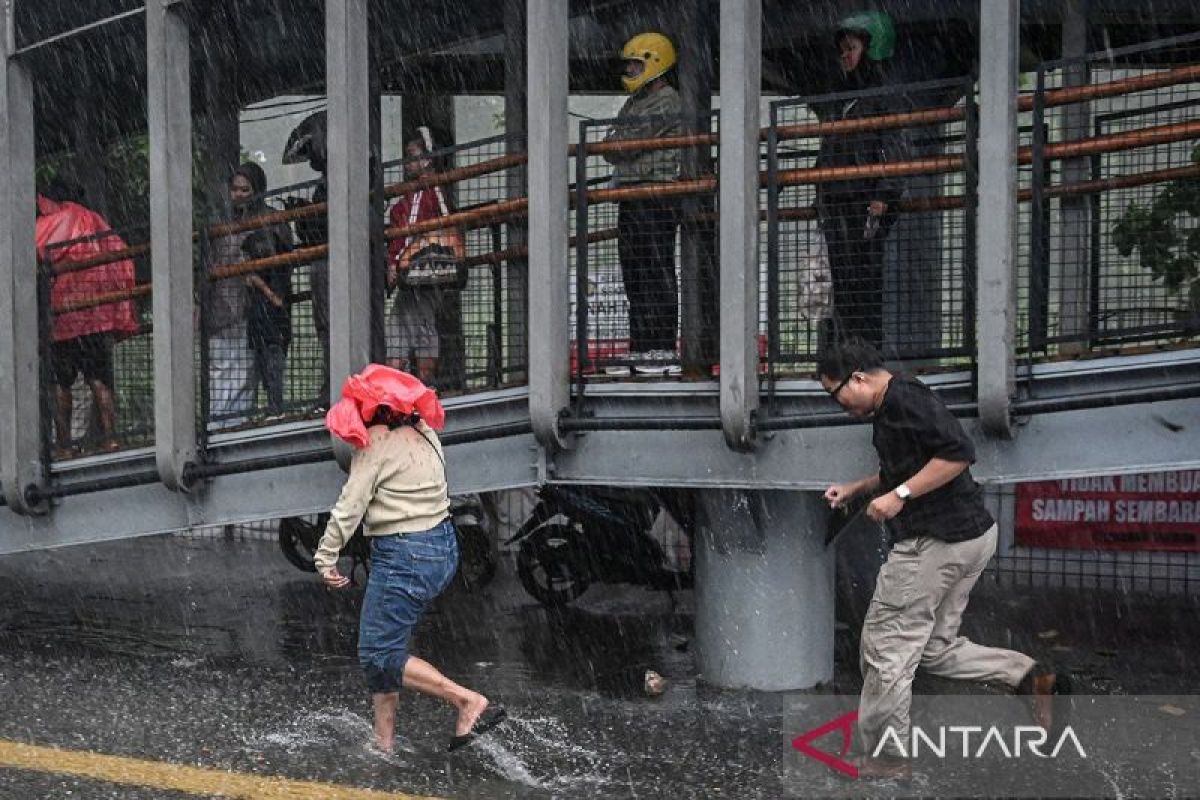 Cuaca Rabu, BMKG ingatkan waspada hujan lebat dari Sumut hingga Jatim