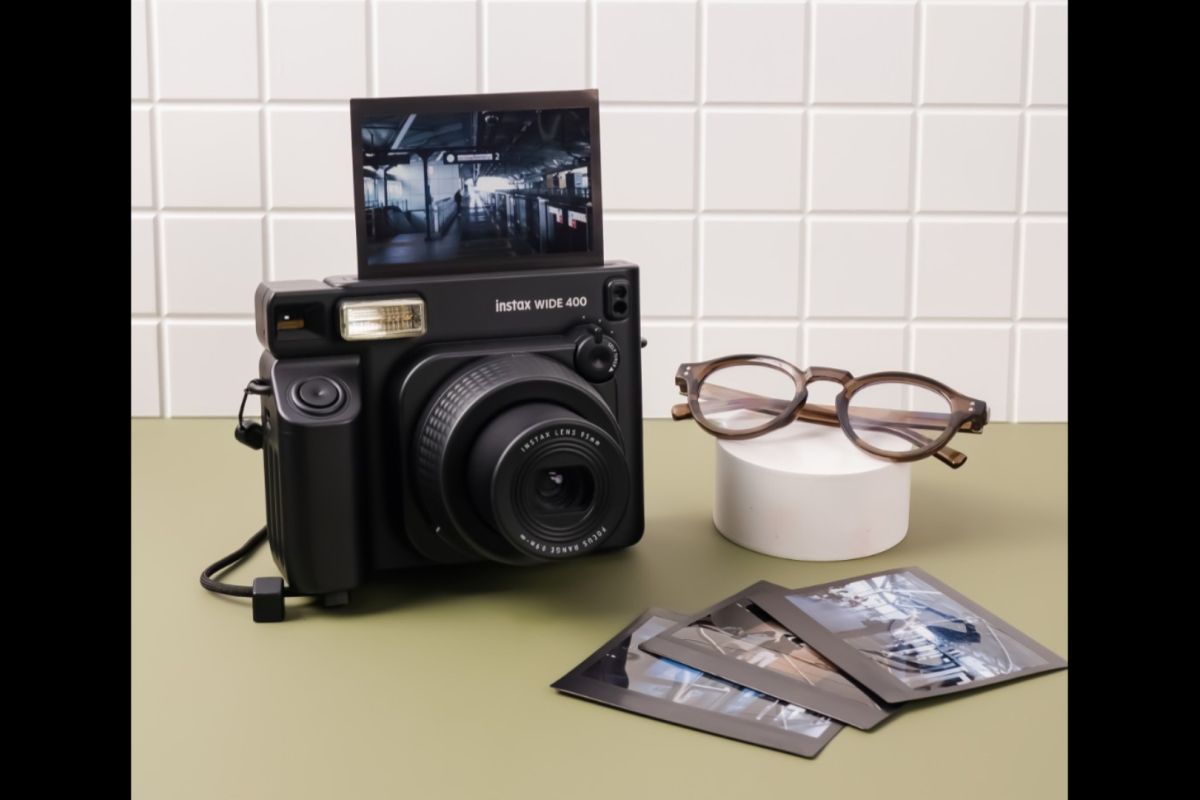 Fujifilm hadirkan instax wide 400 warna jetblack di Indonesia