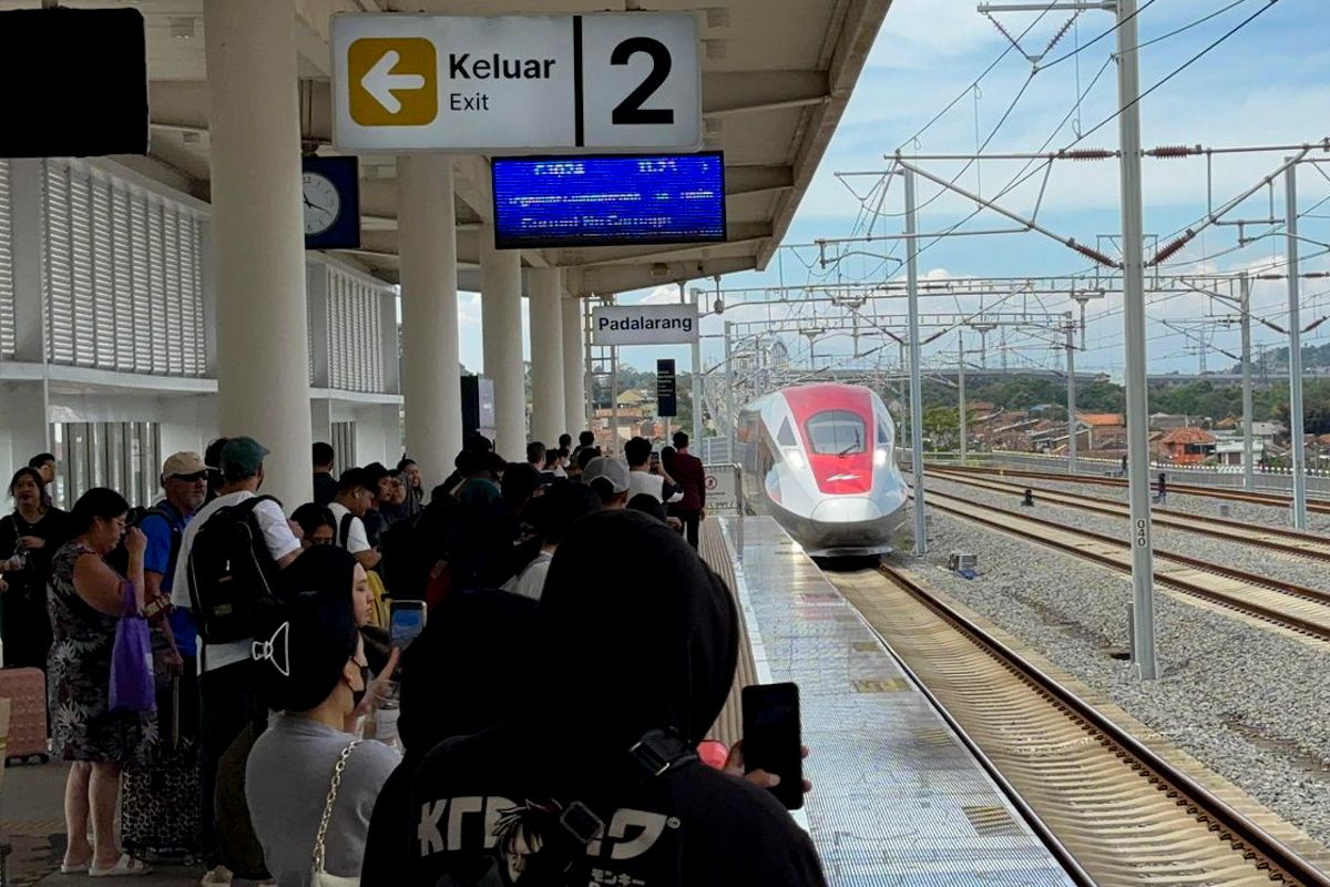 KCIC minta penumpang patuhi aturan usai insiden pintu Whoosh ditahan