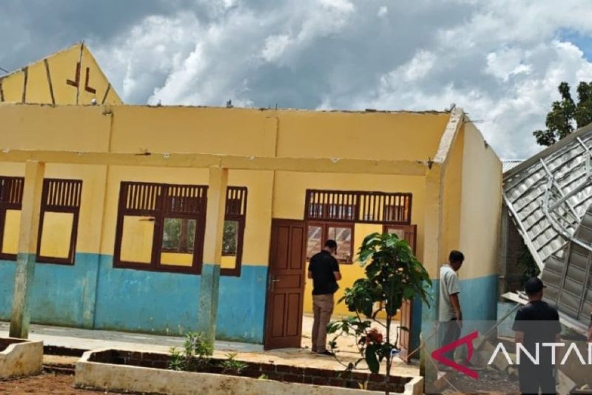 Atap SMPN 5 Muara Enim hancur diterjang puting beliung