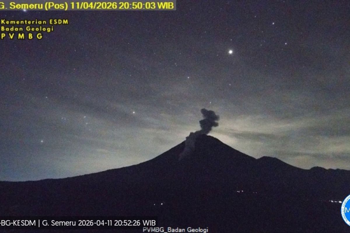 Semeru erupsi, luncurkan awan panas guguran sejauh 2,5 km