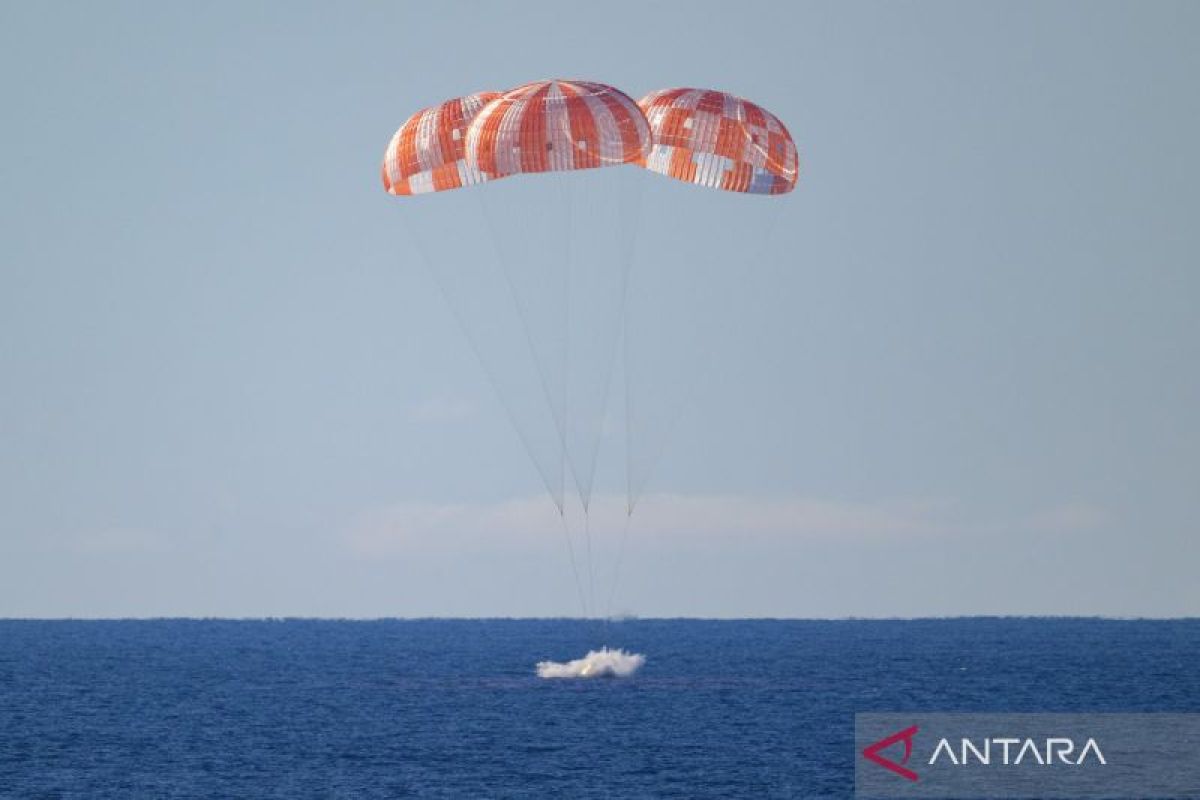 Artemis II kembali ke bumi setelah menjalani misi mengitari bulan