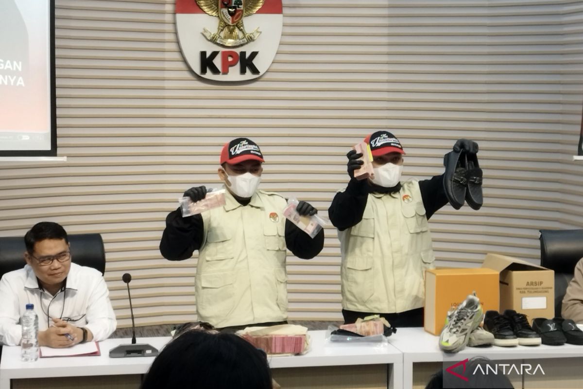 KPK sita sepatu Louis Vuitton dalam OTT Bupati Tulungagung
