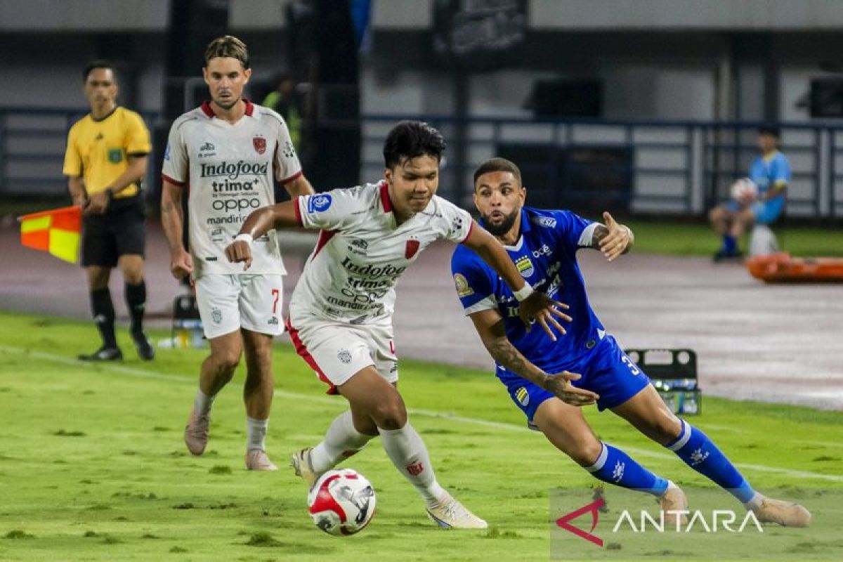 Layvin Kurzawa dipastikan absen pada dua laga terakhir Persib