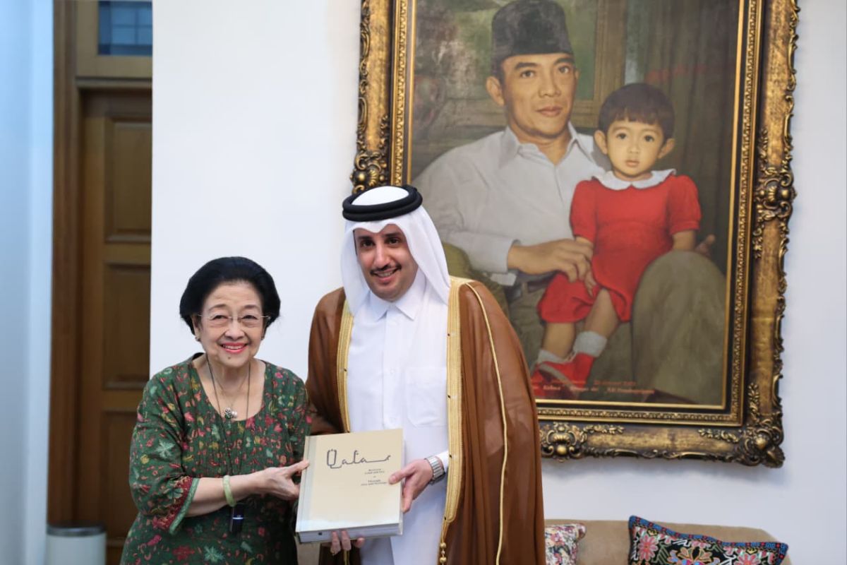 Megawati receives Qatari ambassador, exchanges cultural gifts