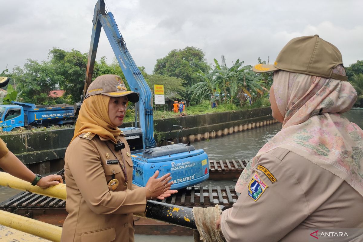 Jakbar dukung pembuatan ekoenzim massal, target raih rekor MURI
