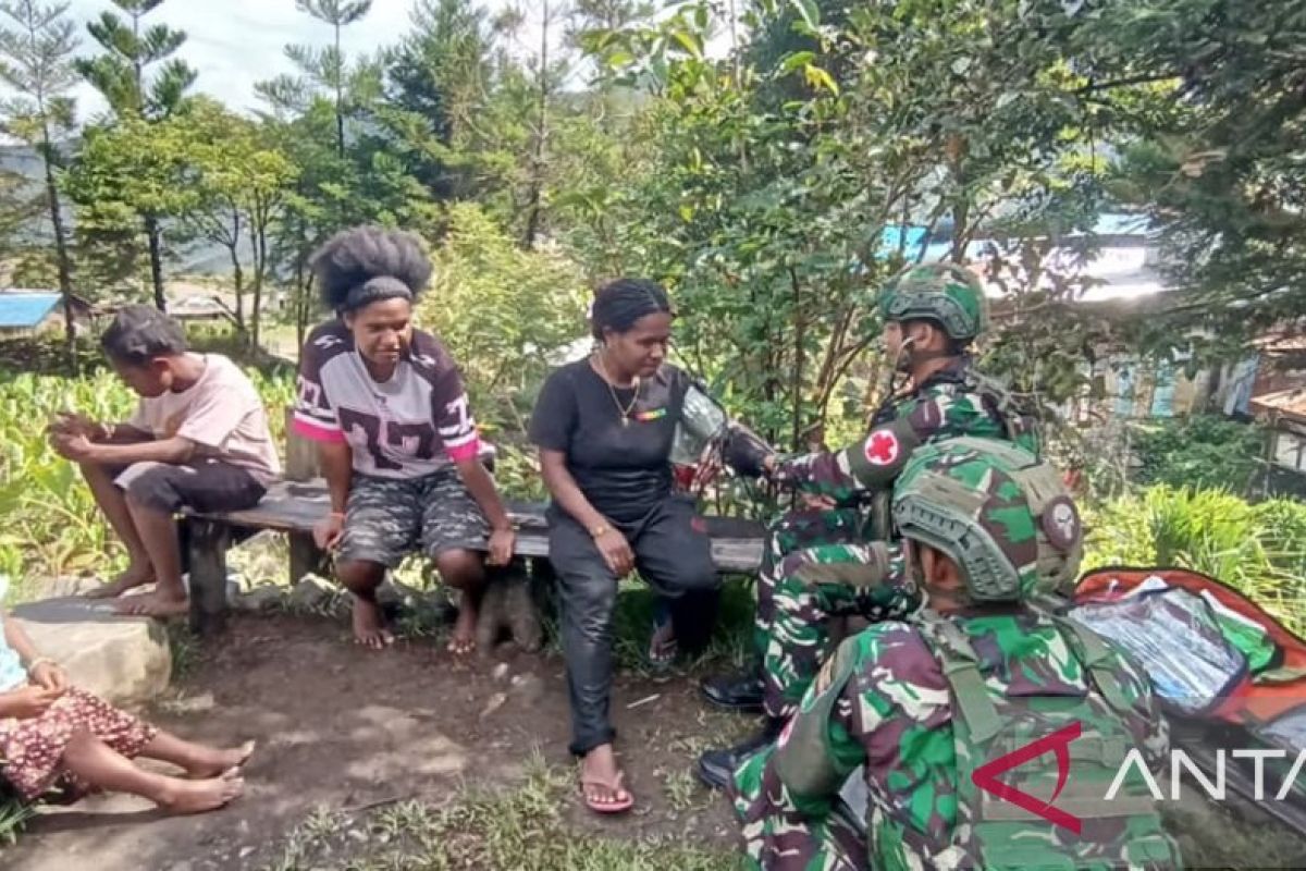 Satgas Yonif 136 layani CKG di Kampung Lima-Lima Puncak Jaya