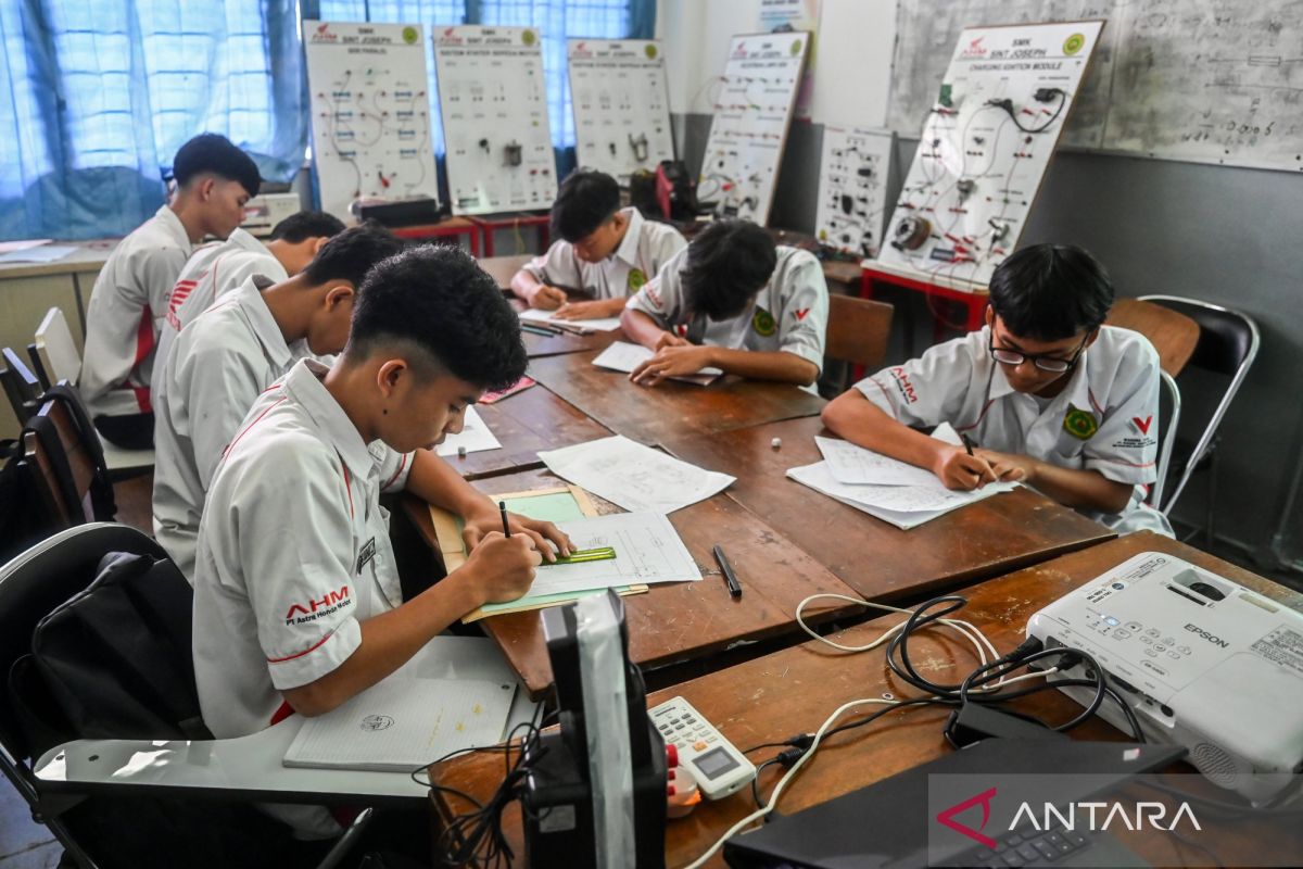 Terpopuler, BBM subsidi tak naik hingga 103 sekolah gratis di Jakarta