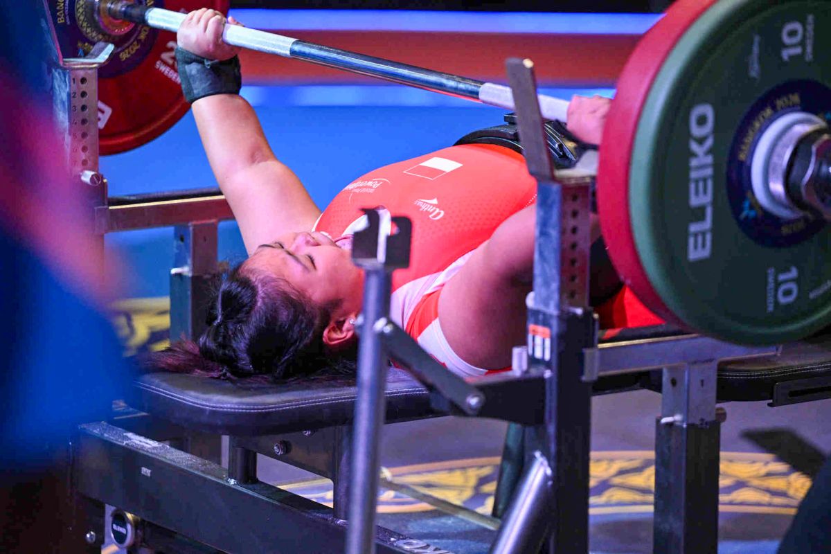 Cetak rekor dunia, lifter remaja Indonesia jaga semangat berlatih