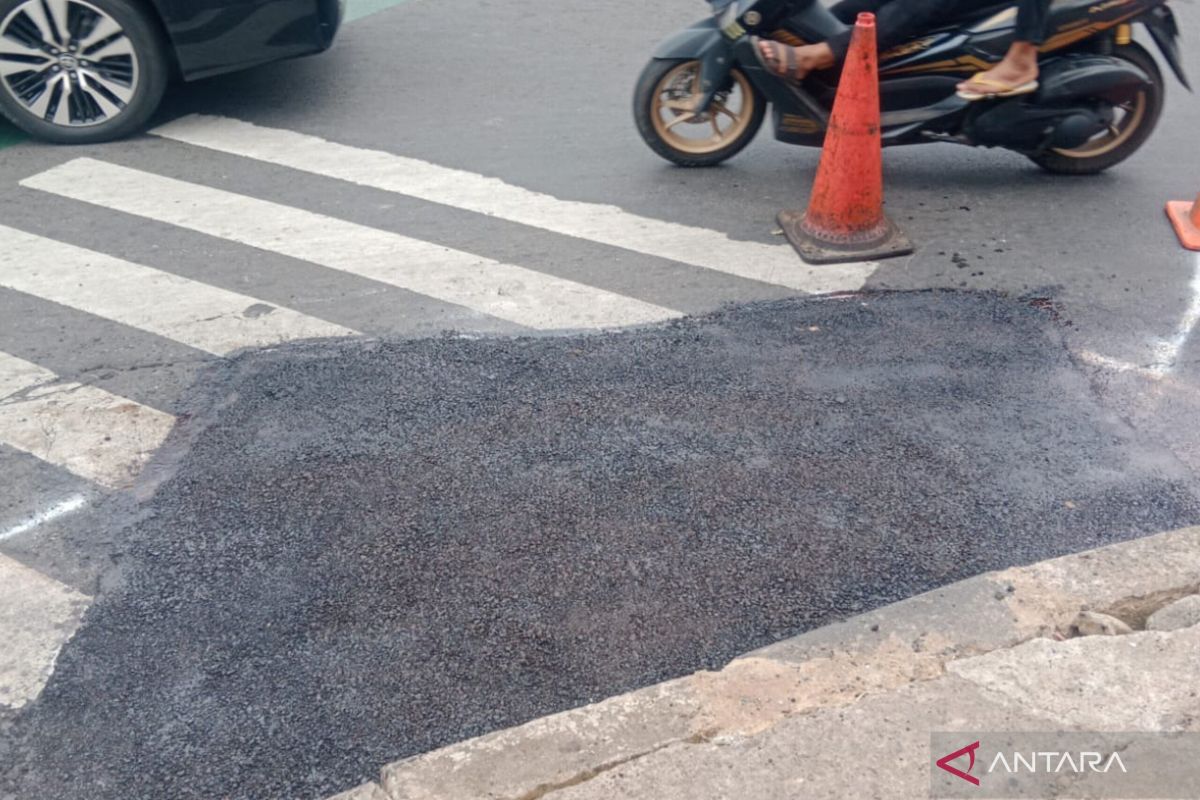 Jalan amblas di Dewi Sartika diduga akibat bekas galian utilitas